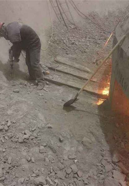 水泥庫清庫，清理鋼板倉